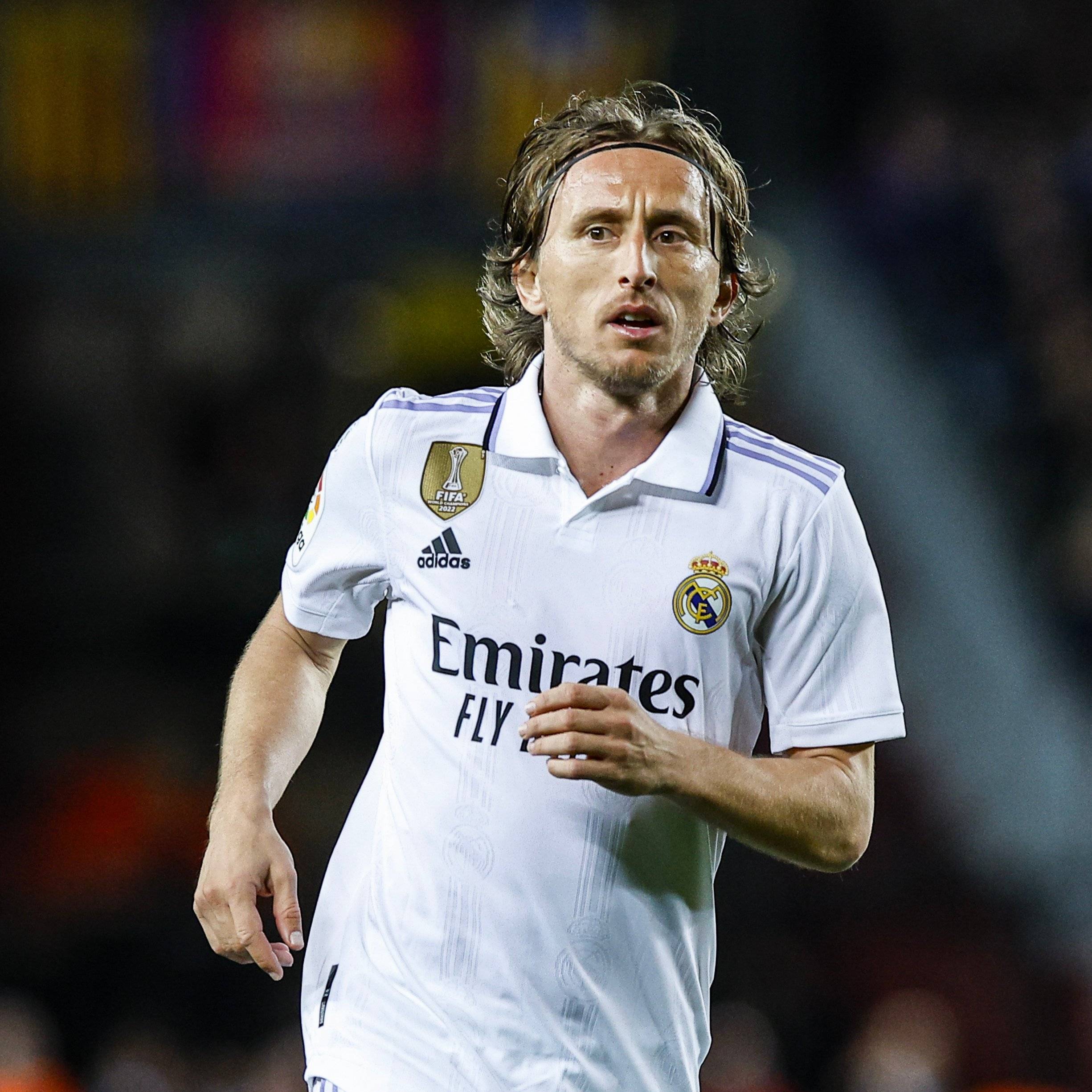 致敬李惠堂，赞助商犀旺送给魏祥鑫一颗柚子足球