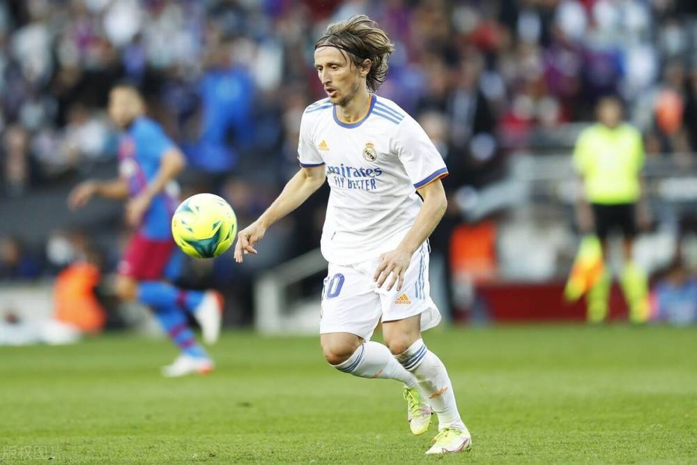 足球中超新外援亮相，身体对抗惊人